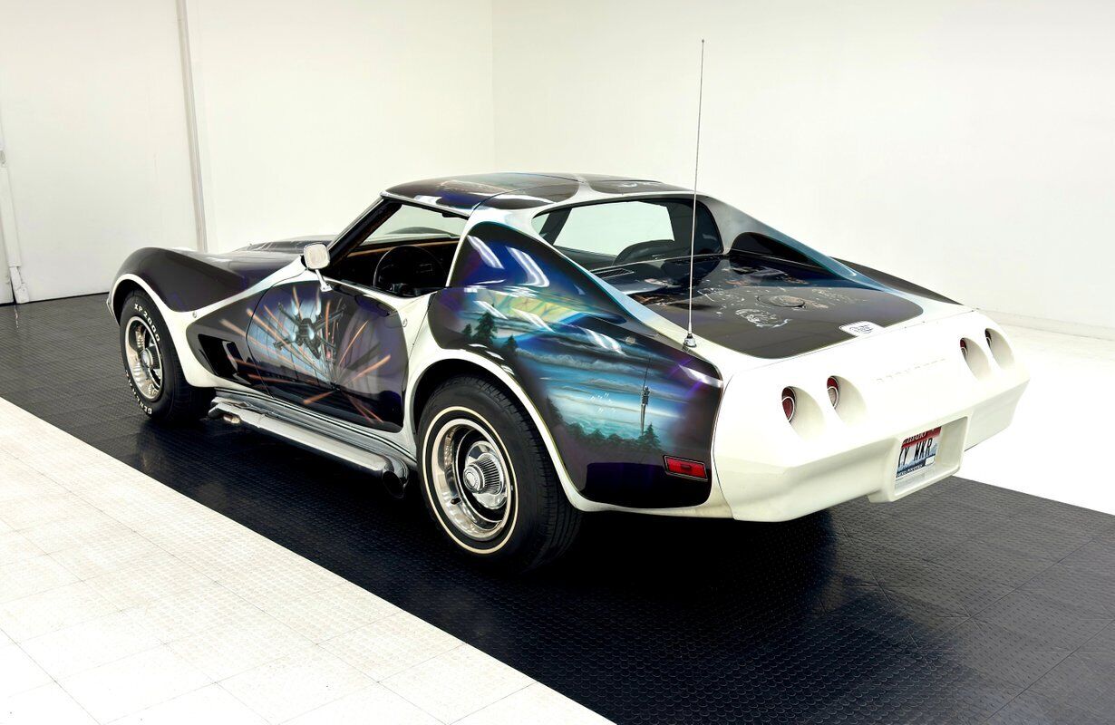 Chevrolet-Corvette-Coupe-1974-White-Black-49812-3