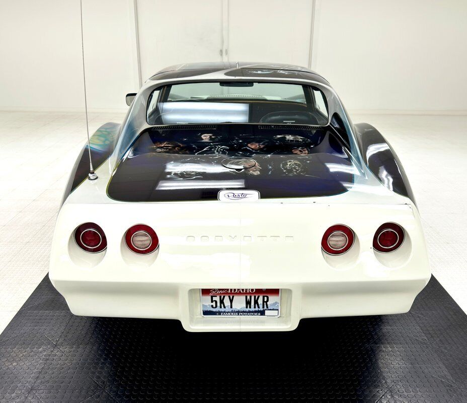 Chevrolet-Corvette-Coupe-1974-White-Black-49812-4