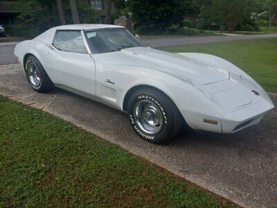 Chevrolet-Corvette-Coupe-1974-White-Burgundy-148060-1