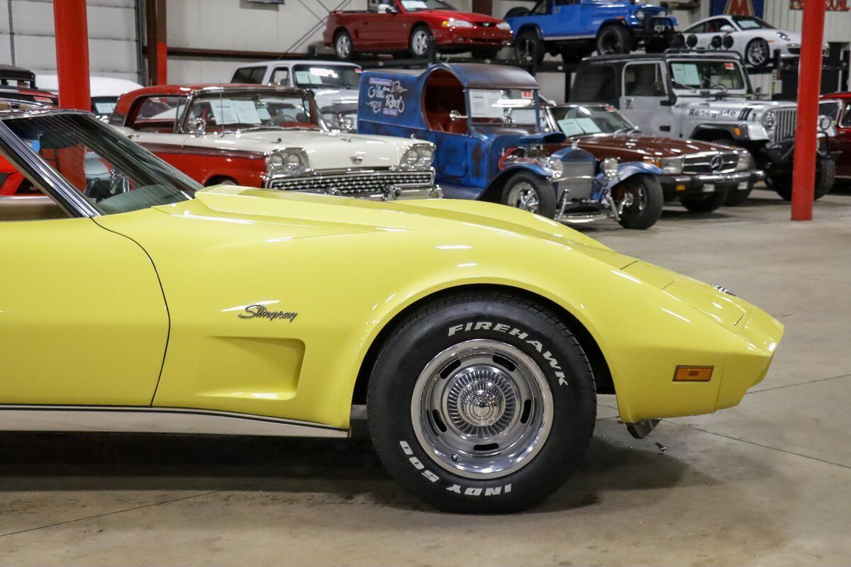 Chevrolet-Corvette-Coupe-1974-Yellow-Tan-113864-10