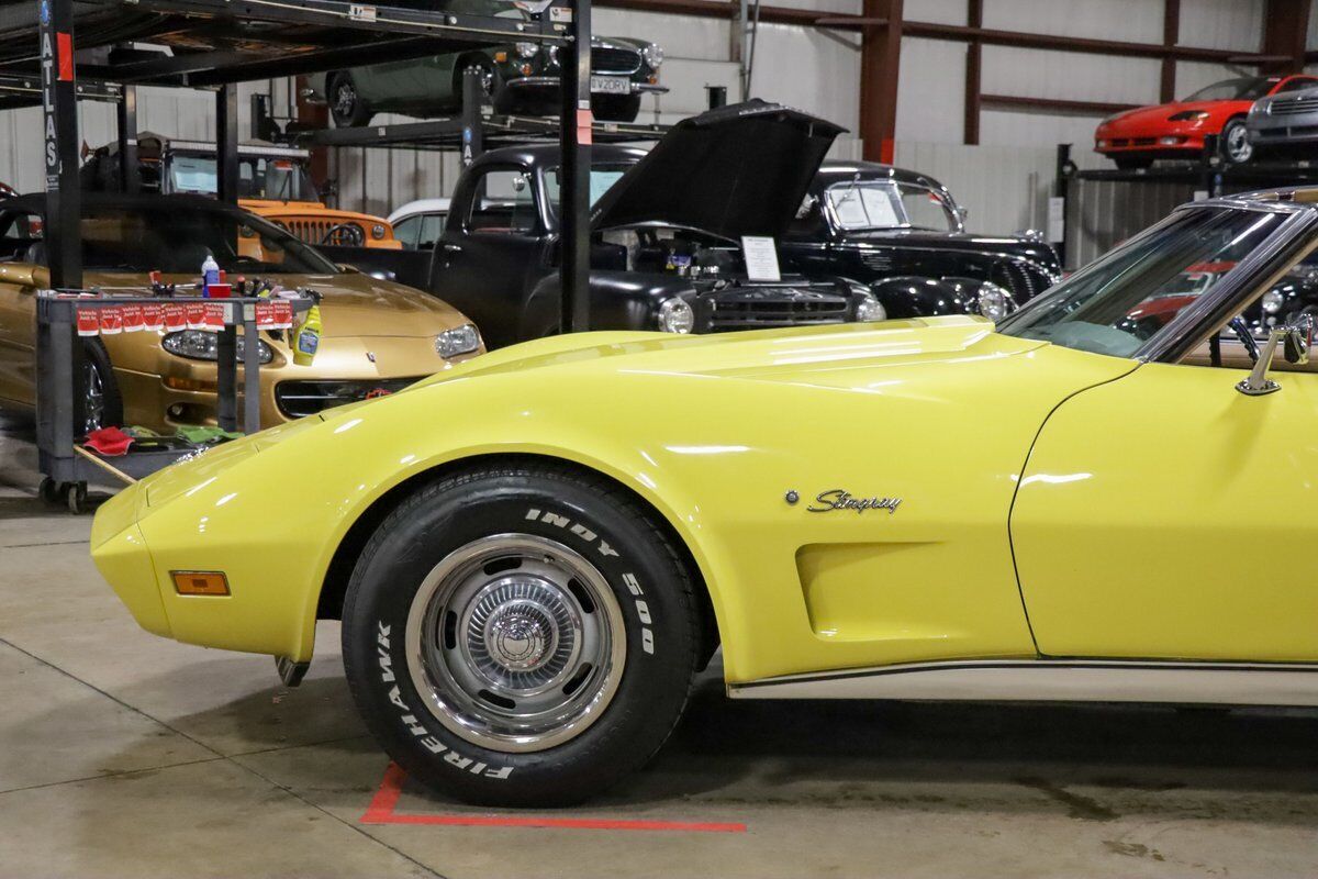 Chevrolet-Corvette-Coupe-1974-Yellow-Tan-113864-2