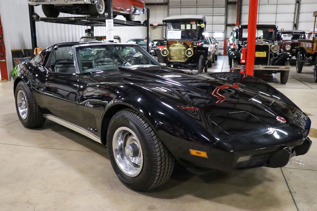 Chevrolet-Corvette-Coupe-1975-Black-Black-97507-11