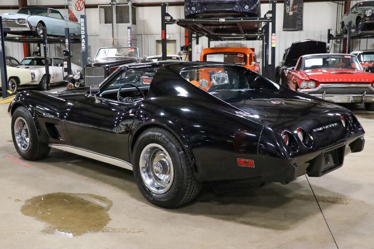 Chevrolet-Corvette-Coupe-1975-Black-Black-97507-5