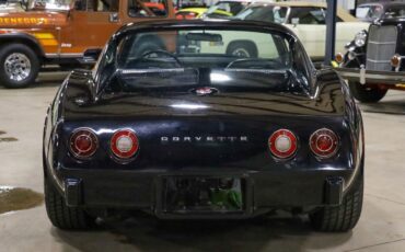 Chevrolet-Corvette-Coupe-1975-Black-Black-97507-6