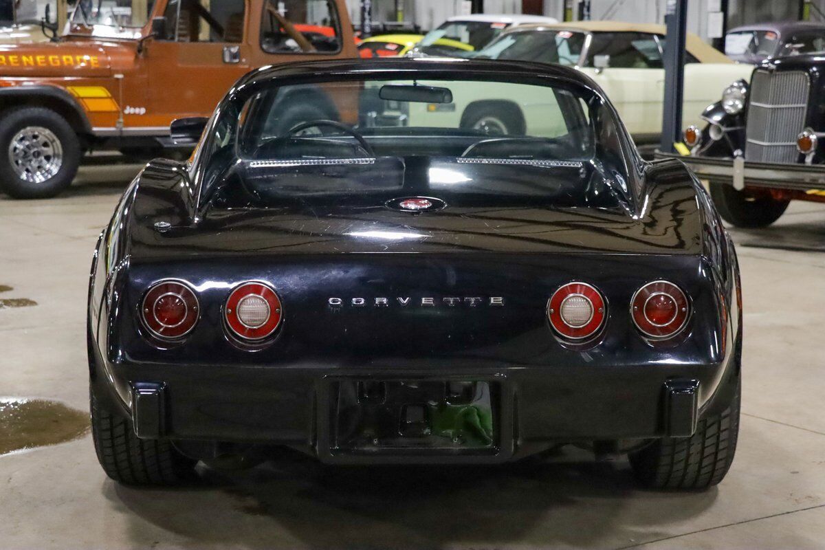 Chevrolet-Corvette-Coupe-1975-Black-Black-97507-6