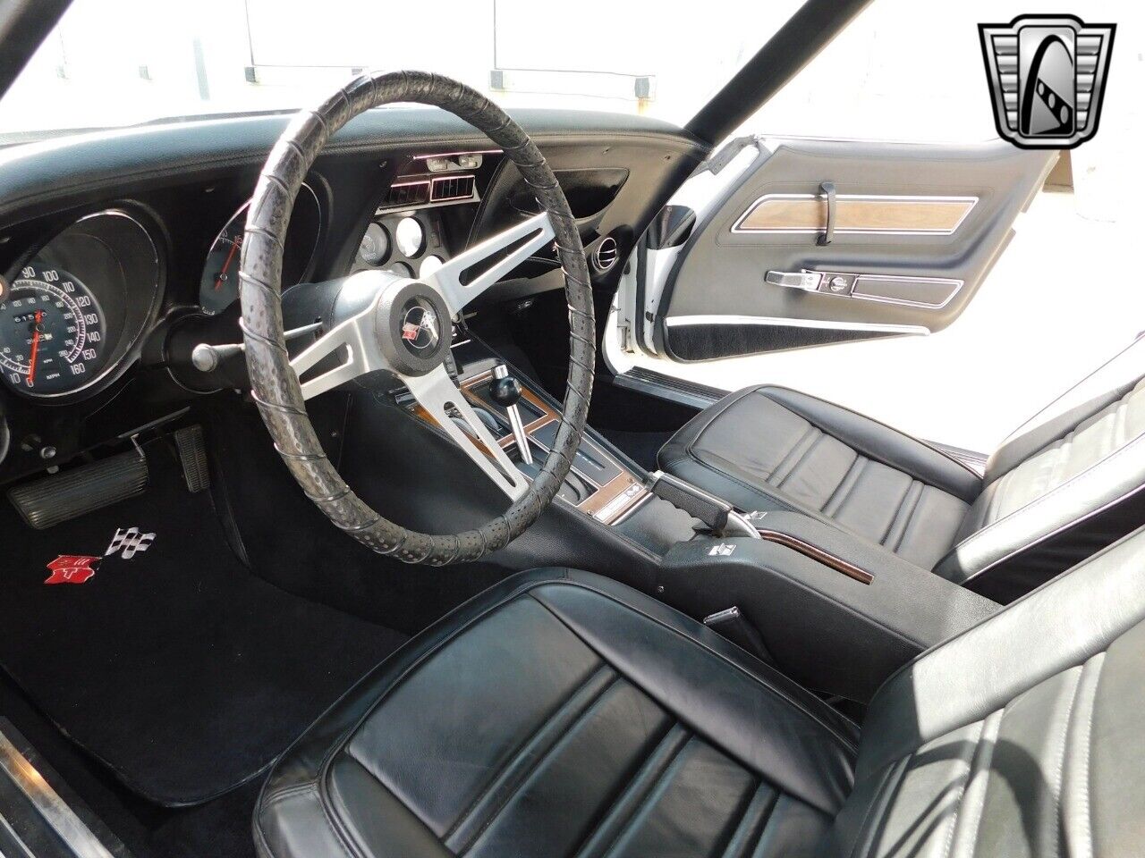 Chevrolet-Corvette-Coupe-1975-White-Black-99039-11