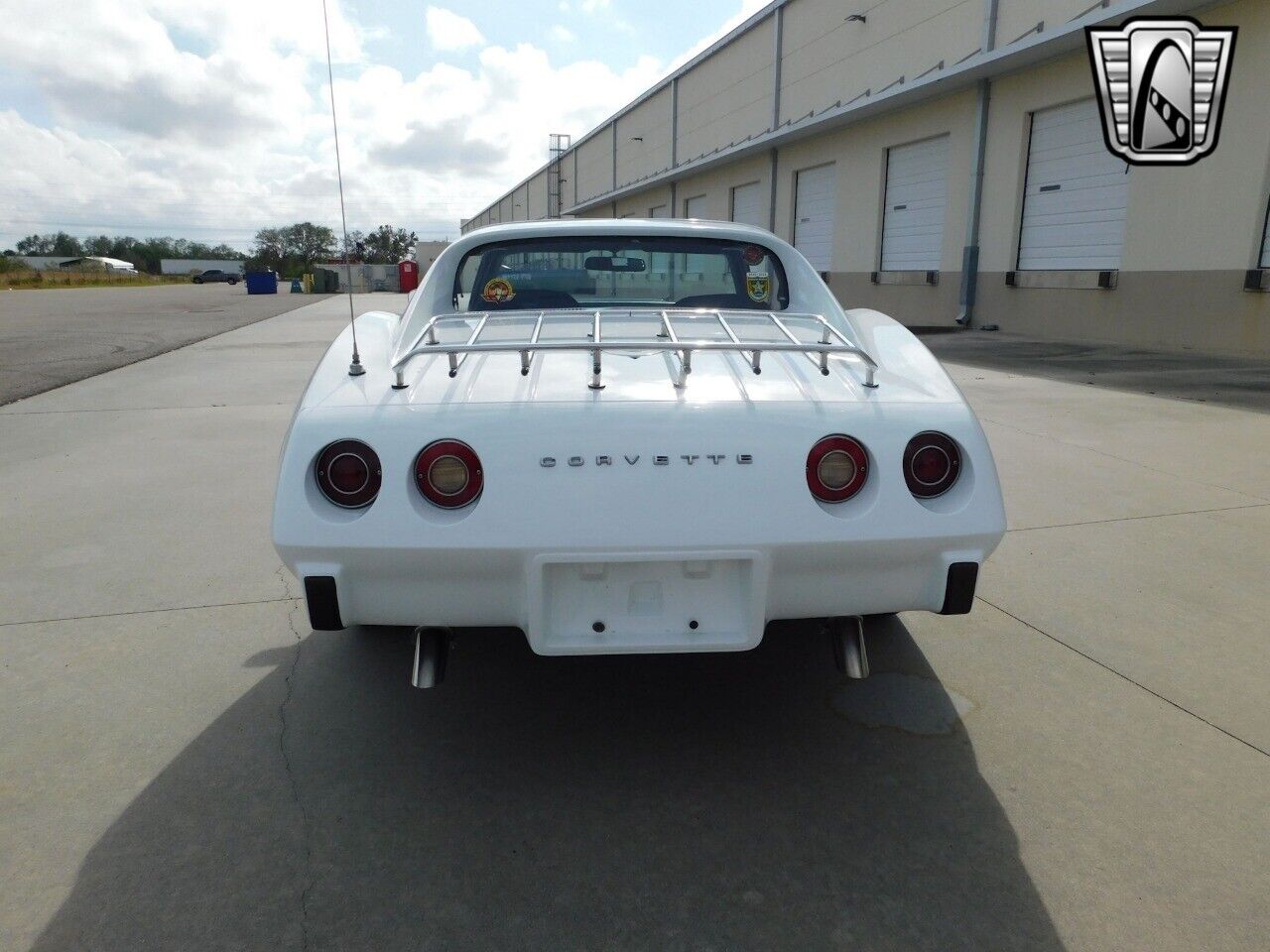 Chevrolet-Corvette-Coupe-1975-White-Black-99039-4