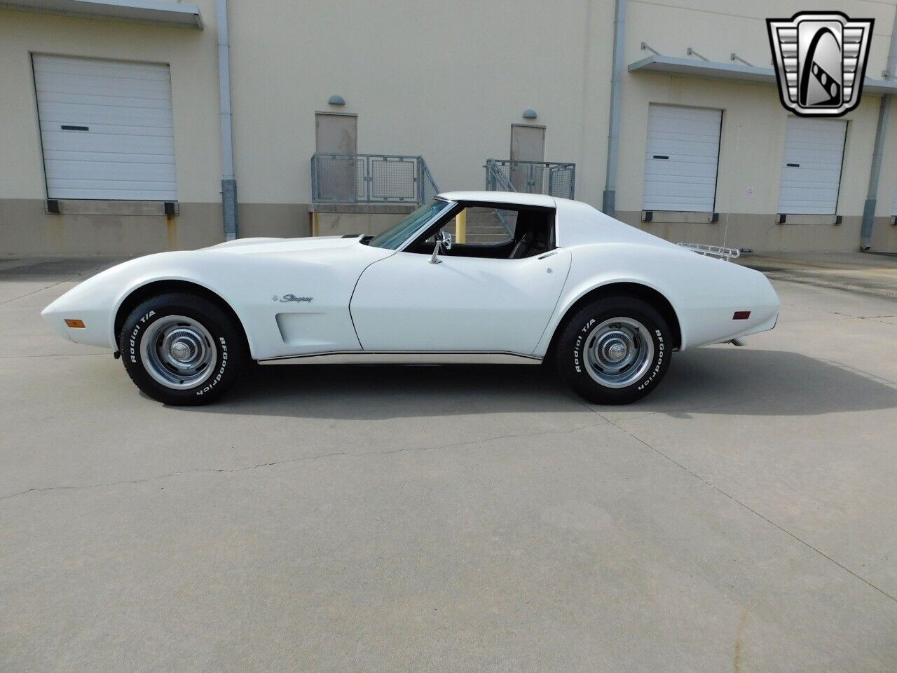 Chevrolet-Corvette-Coupe-1975-White-Black-99039-5