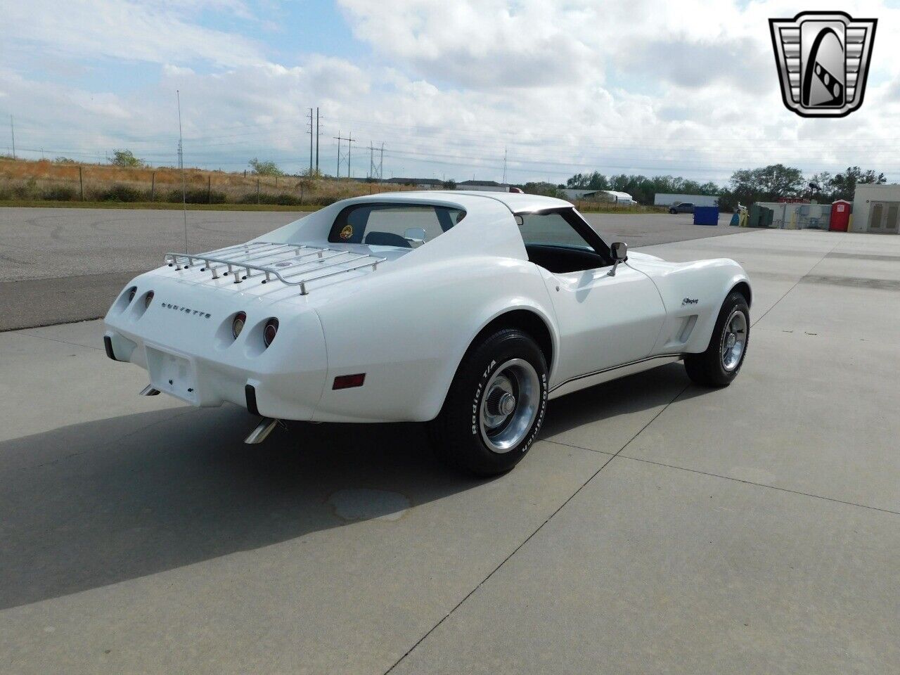 Chevrolet-Corvette-Coupe-1975-White-Black-99039-7