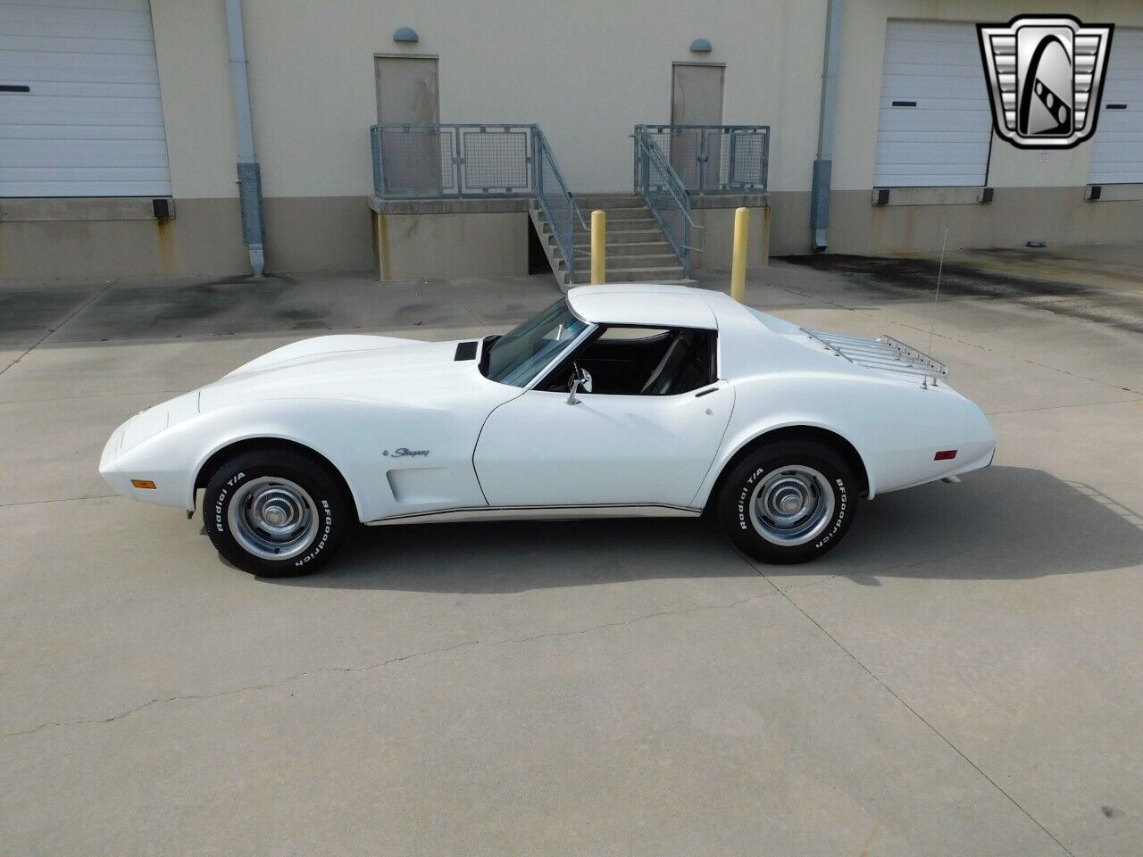 Chevrolet-Corvette-Coupe-1975-White-Black-99039-9