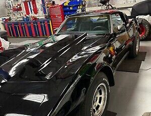 Chevrolet-Corvette-Coupe-1976-Black-125529-4