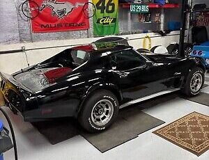 Chevrolet-Corvette-Coupe-1976-Black-125529-6