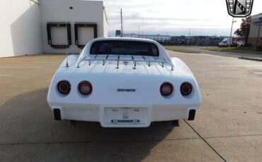 Chevrolet-Corvette-Coupe-1976-White-Red-149241-3