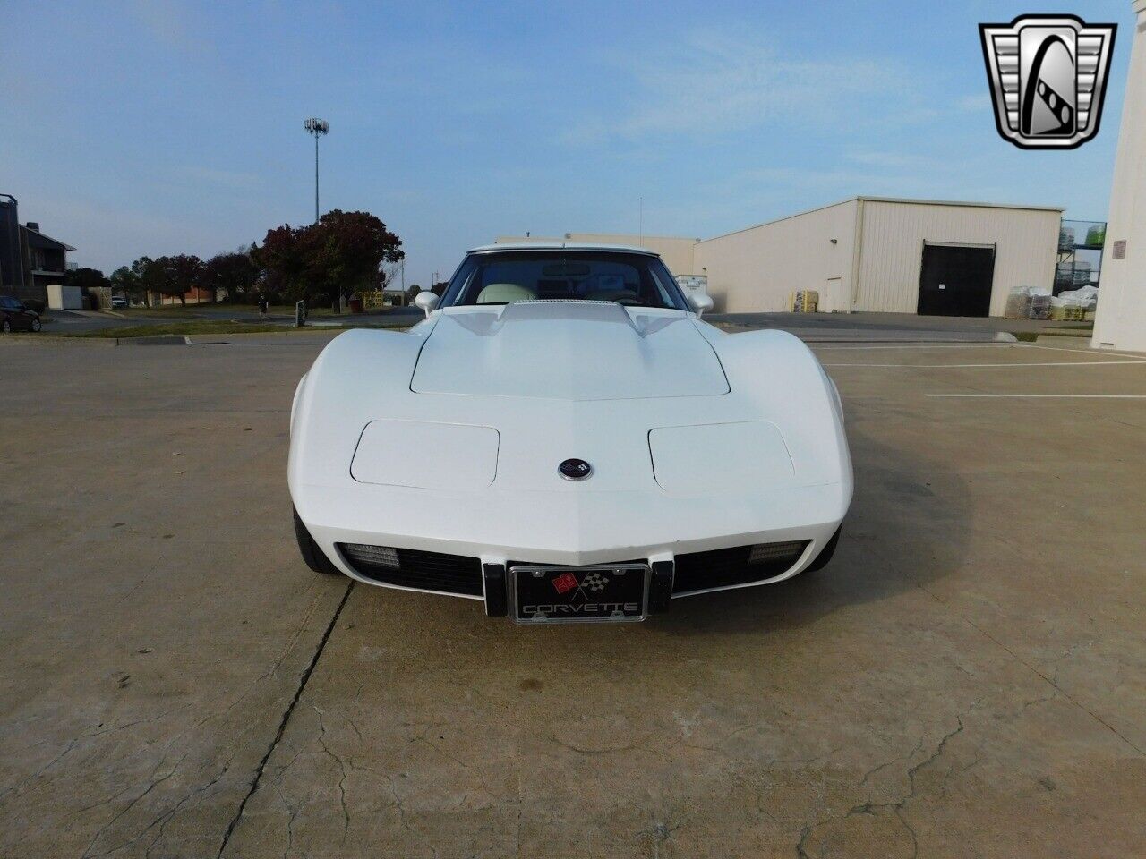 Chevrolet-Corvette-Coupe-1976-White-Red-149241-5