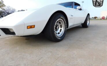 Chevrolet-Corvette-Coupe-1976-White-Red-149241-6