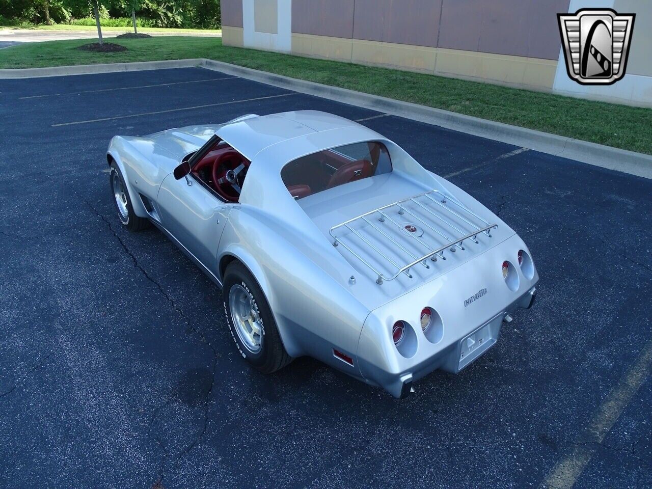 Chevrolet-Corvette-Coupe-1977-Silver-Red-120184-4