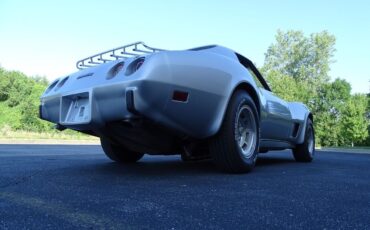 Chevrolet-Corvette-Coupe-1977-Silver-Red-120184-7