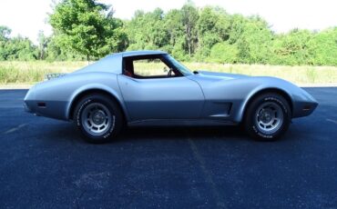 Chevrolet-Corvette-Coupe-1977-Silver-Red-120184-8