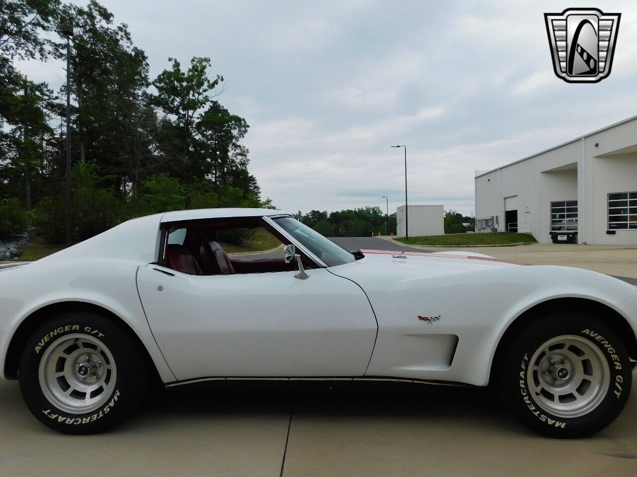 Chevrolet-Corvette-Coupe-1977-White-Red-130304-11