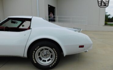 Chevrolet-Corvette-Coupe-1977-White-Red-130304-7