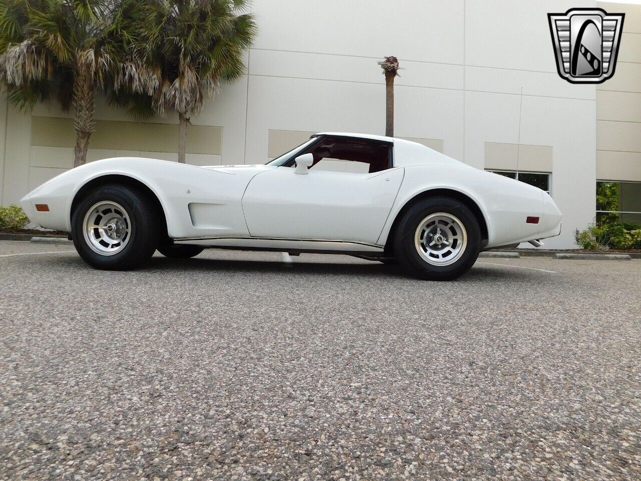 Chevrolet-Corvette-Coupe-1977-White-Red-26915-10