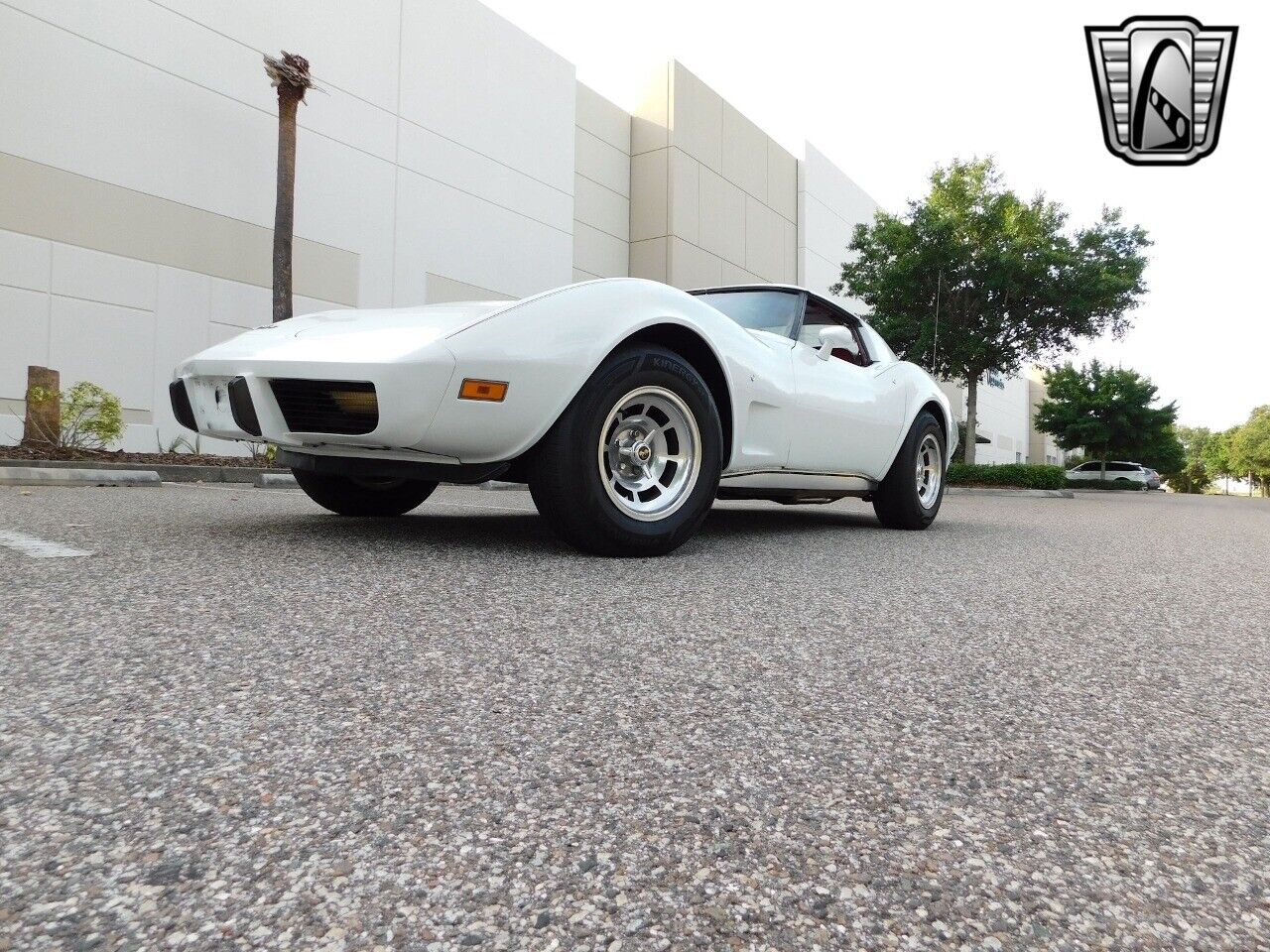 Chevrolet-Corvette-Coupe-1977-White-Red-26915-11