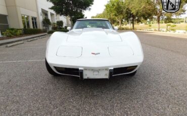 Chevrolet-Corvette-Coupe-1977-White-Red-26915-2