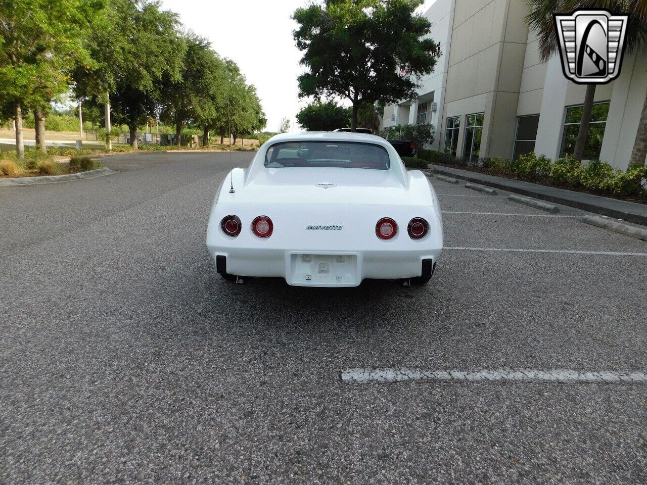 Chevrolet-Corvette-Coupe-1977-White-Red-26915-4