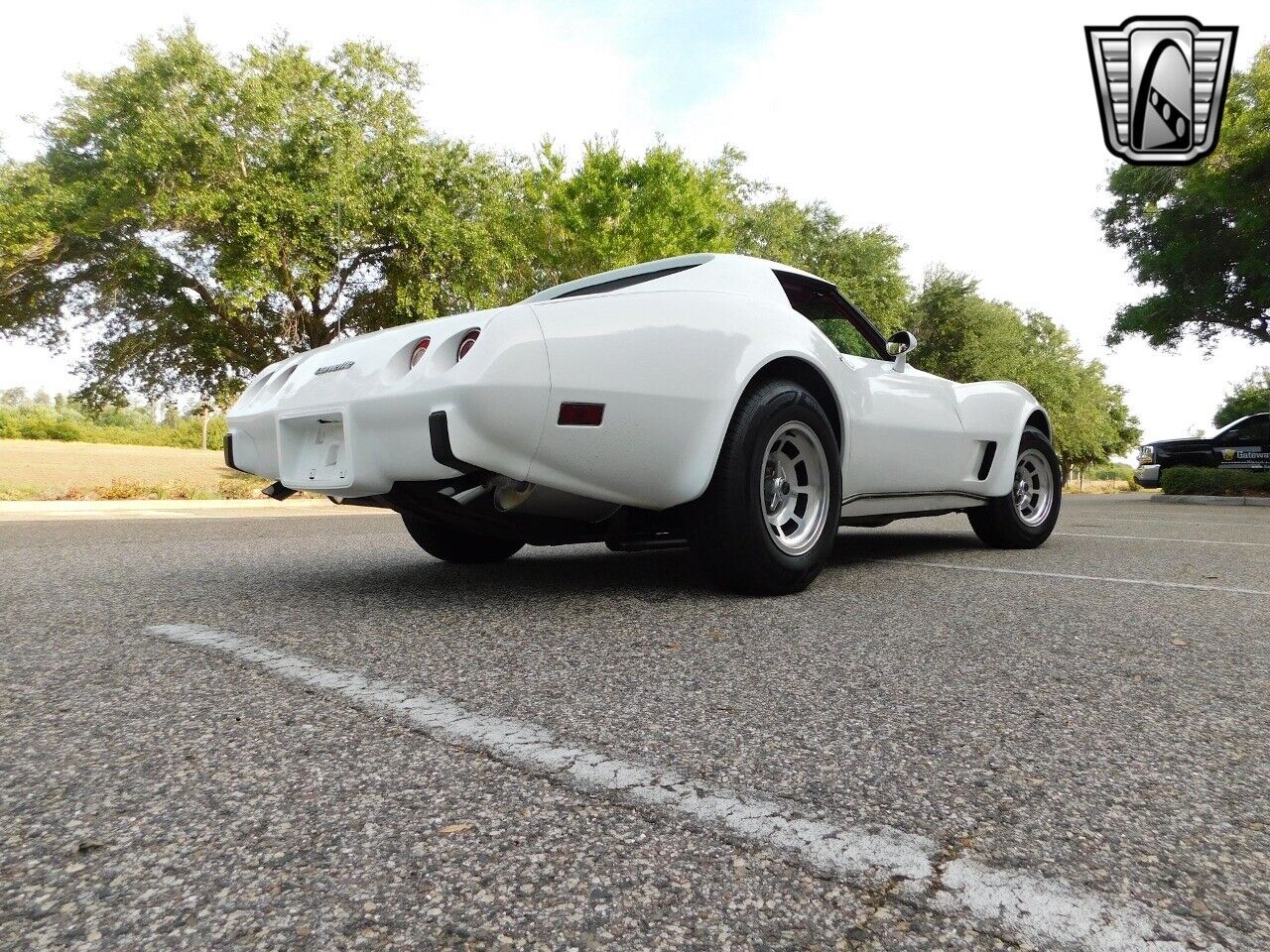 Chevrolet-Corvette-Coupe-1977-White-Red-26915-8