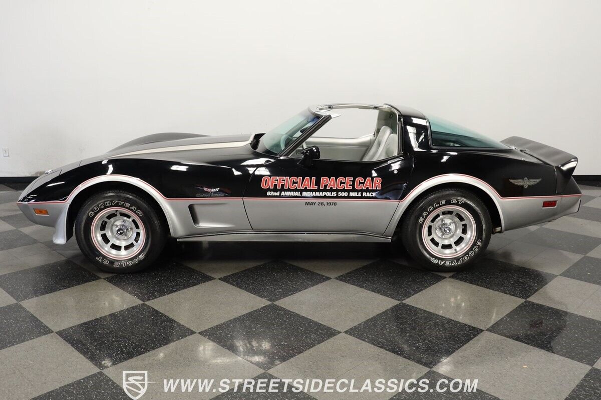 Chevrolet-Corvette-Coupe-1978-Black-Silver-37731-2