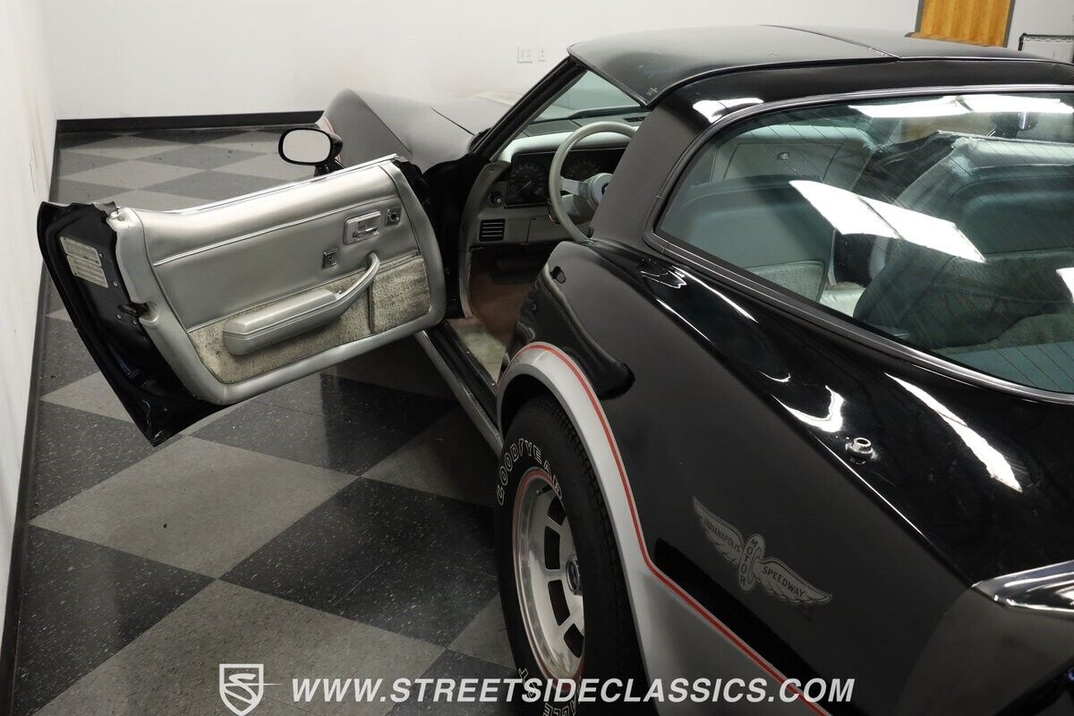 Chevrolet-Corvette-Coupe-1978-Black-Silver-37731-33