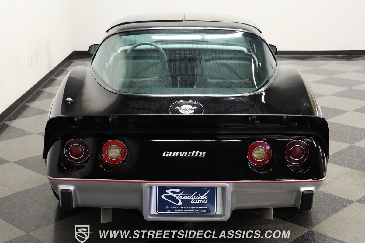 Chevrolet-Corvette-Coupe-1978-Black-Silver-37731-8