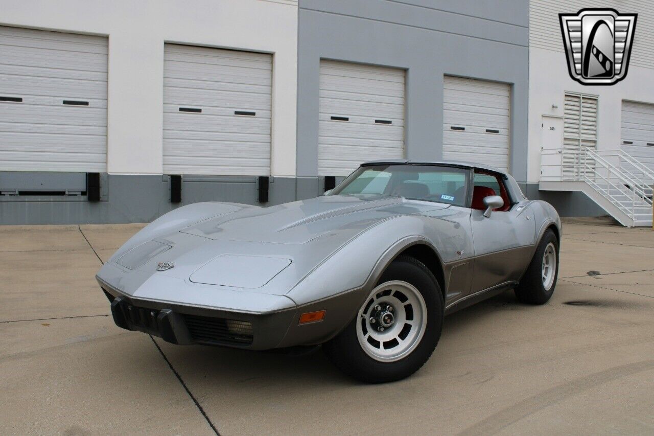 Chevrolet-Corvette-Coupe-1978-Gray-Red-82381-2