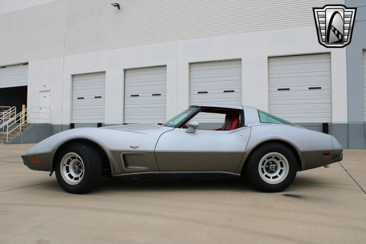 Chevrolet-Corvette-Coupe-1978-Gray-Red-82381-3