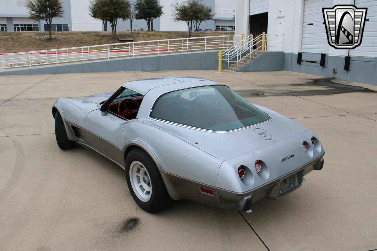 Chevrolet-Corvette-Coupe-1978-Gray-Red-82381-4