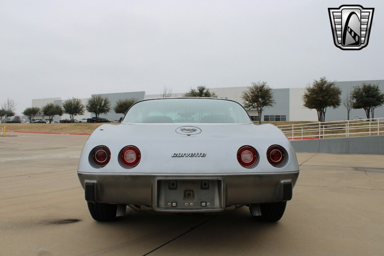 Chevrolet-Corvette-Coupe-1978-Gray-Red-82381-5