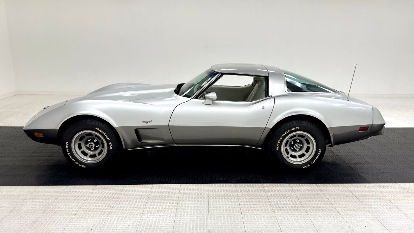 Chevrolet-Corvette-Coupe-1978-Silver-Oyster-51348-1