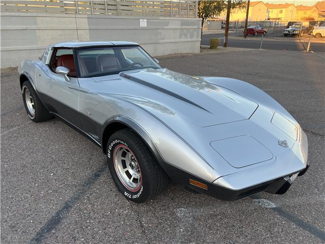 Chevrolet-Corvette-Coupe-1978-Silver-Red-131966-1