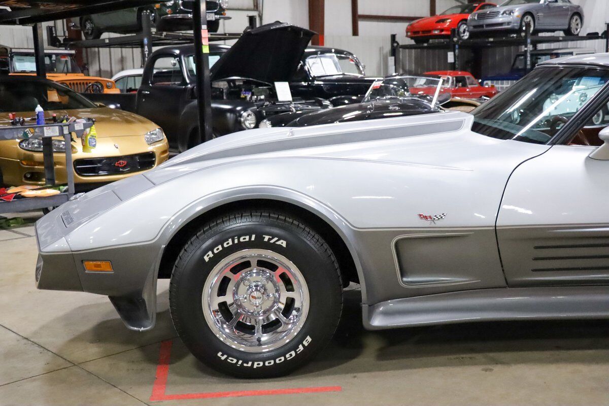 Chevrolet-Corvette-Coupe-1978-Silver-Red-29556-2