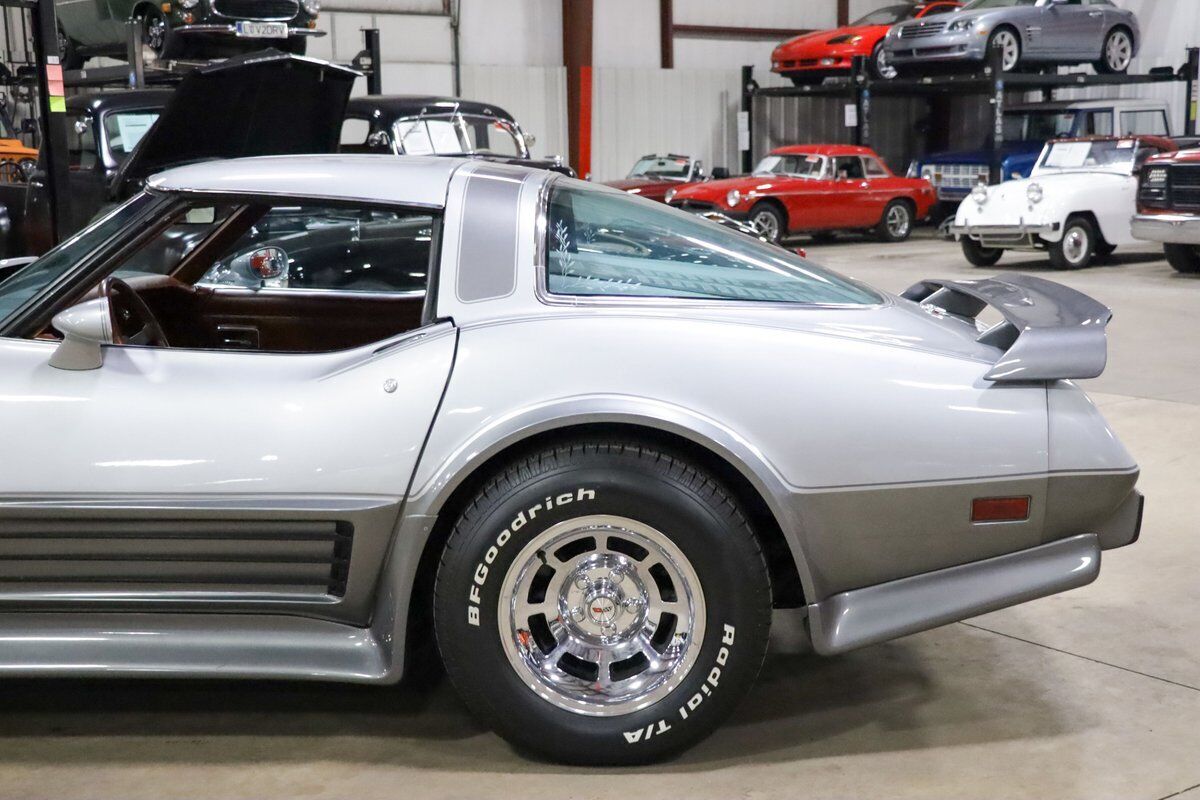 Chevrolet-Corvette-Coupe-1978-Silver-Red-29556-4