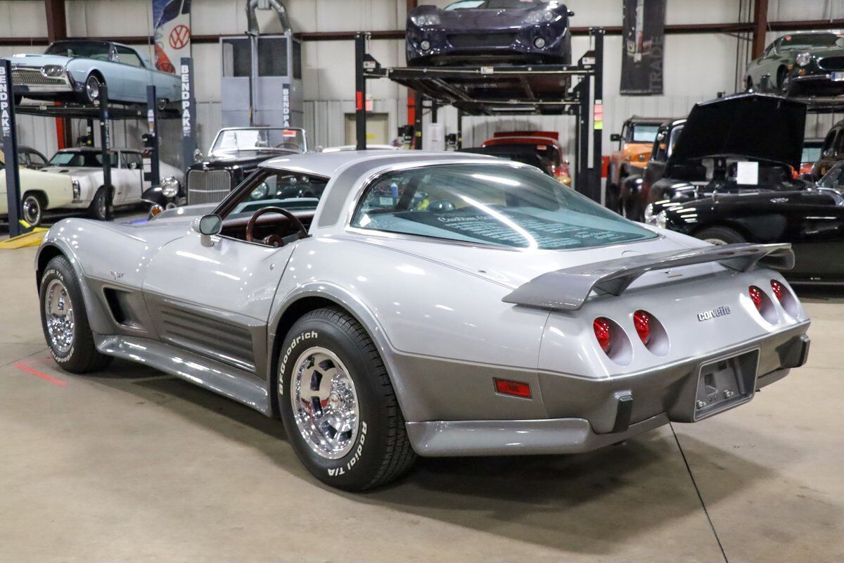 Chevrolet-Corvette-Coupe-1978-Silver-Red-29556-5