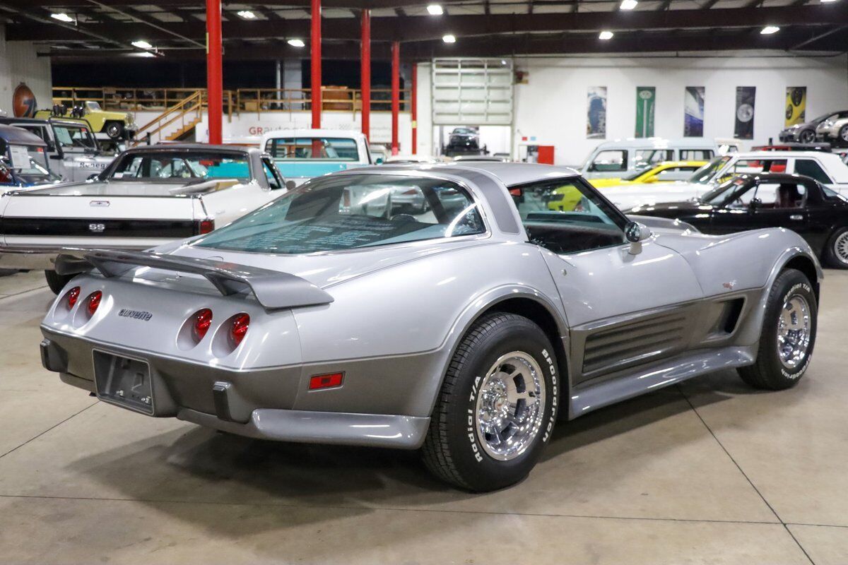 Chevrolet-Corvette-Coupe-1978-Silver-Red-29556-7