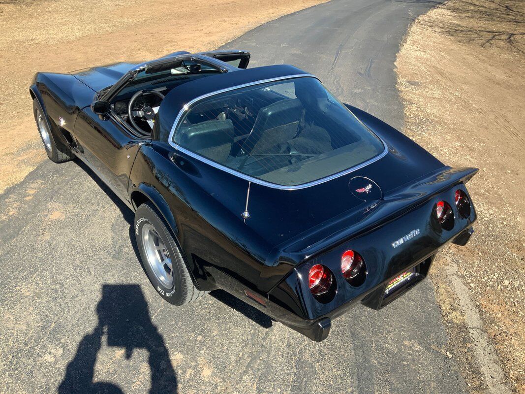 Chevrolet-Corvette-Coupe-1979-Black-Black-25704-2