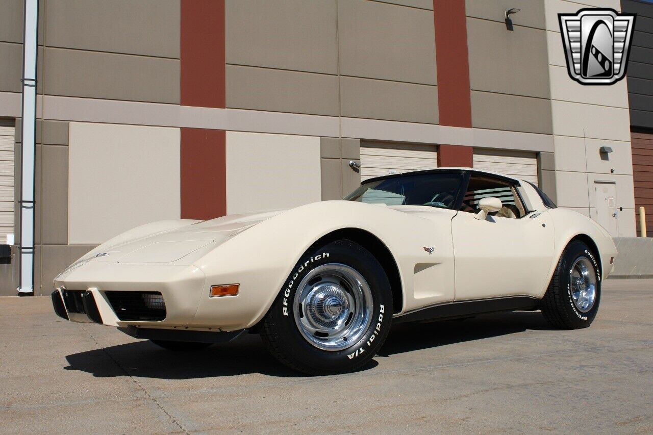 Chevrolet-Corvette-Coupe-1979-Cream-Tan-101672-2