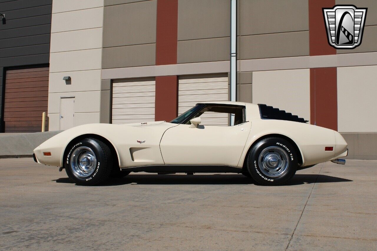 Chevrolet-Corvette-Coupe-1979-Cream-Tan-101672-3