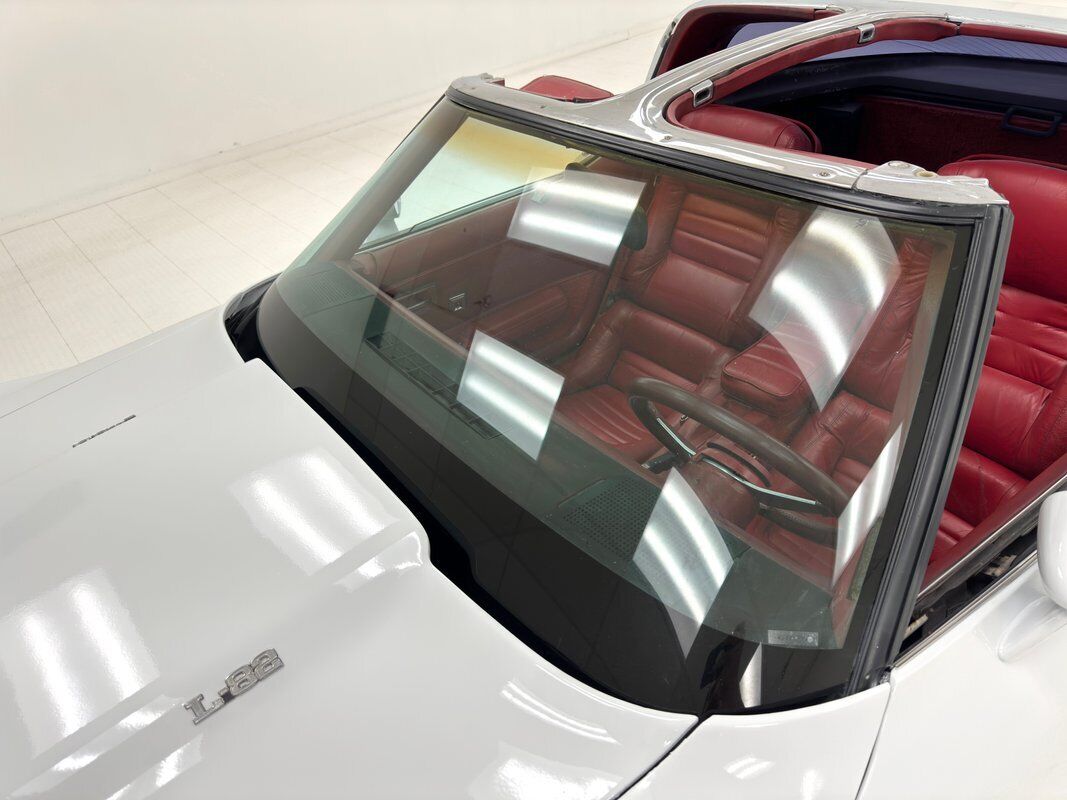 Chevrolet-Corvette-Coupe-1979-White-Red-102010-11