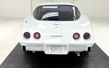 Chevrolet-Corvette-Coupe-1979-White-Red-102010-3