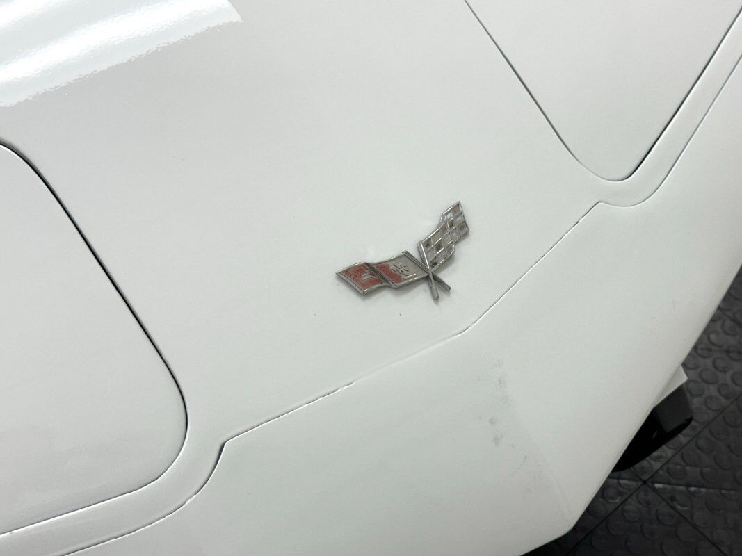 Chevrolet-Corvette-Coupe-1979-White-Red-102010-8