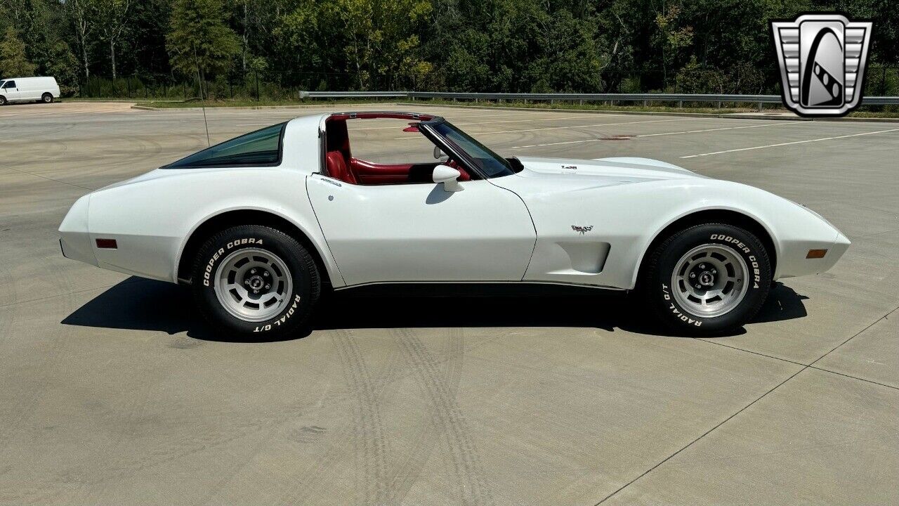 Chevrolet-Corvette-Coupe-1979-White-Red-29153-5