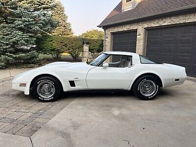 Chevrolet-Corvette-Coupe-1980-White-64478-7